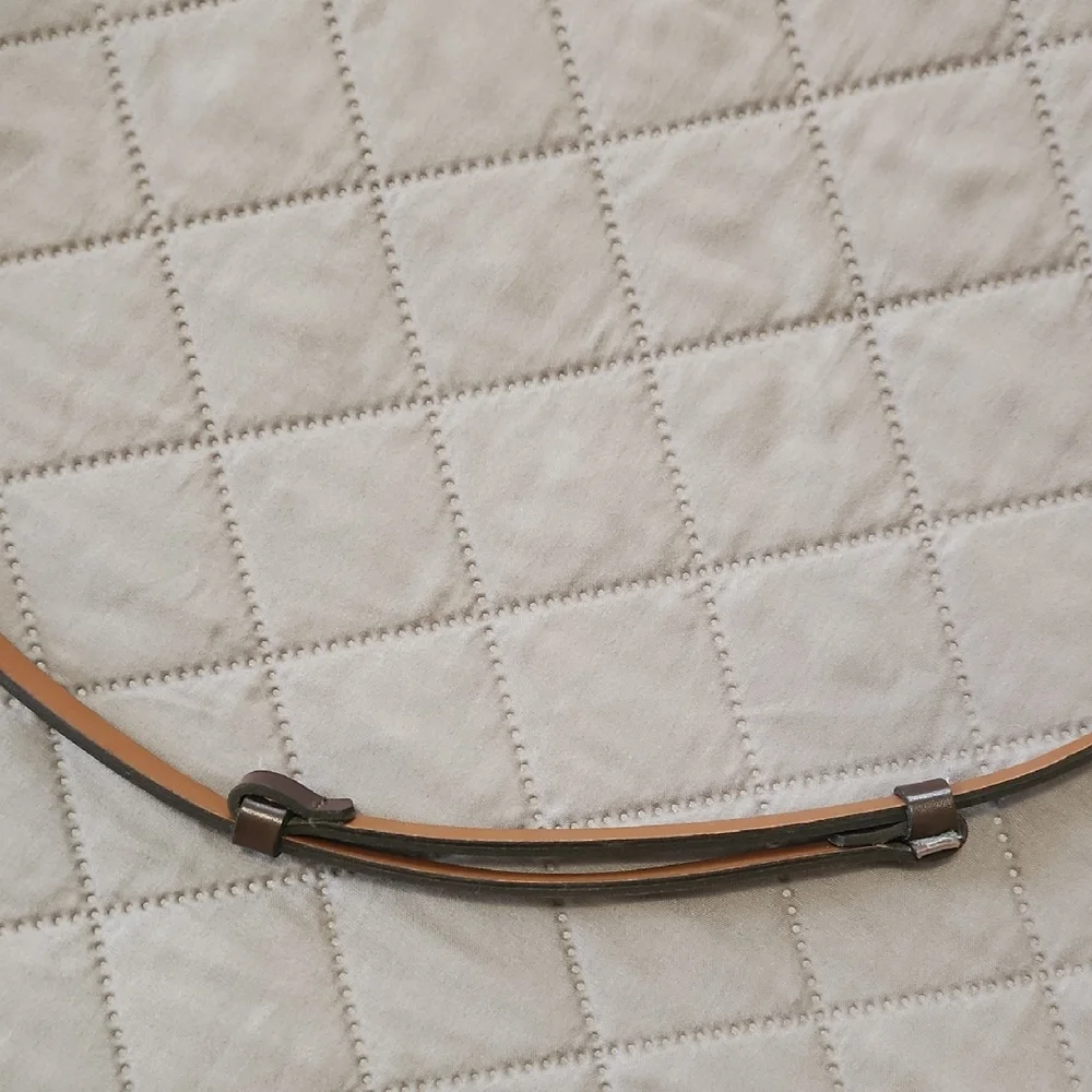 Elegant Brown Leather Belt with Gold Buckle - Picture 2 of 5